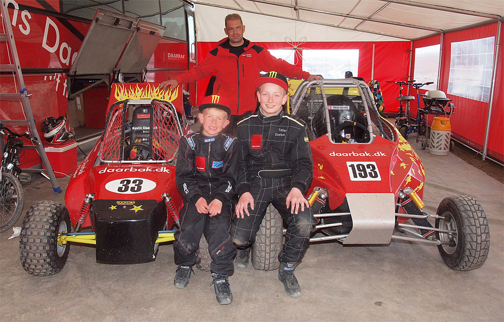 Kevin (tv.) og Tobias Daarbak går til makronerne i Cross Kart. Bag ved ses en ikke ustolt teamchef, far og chefmekaniker: Troels Daarbak.
(Foto: Åge Keseler Kirketerp)